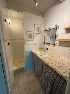Douche, sèche-cheveux, serviettes fournies