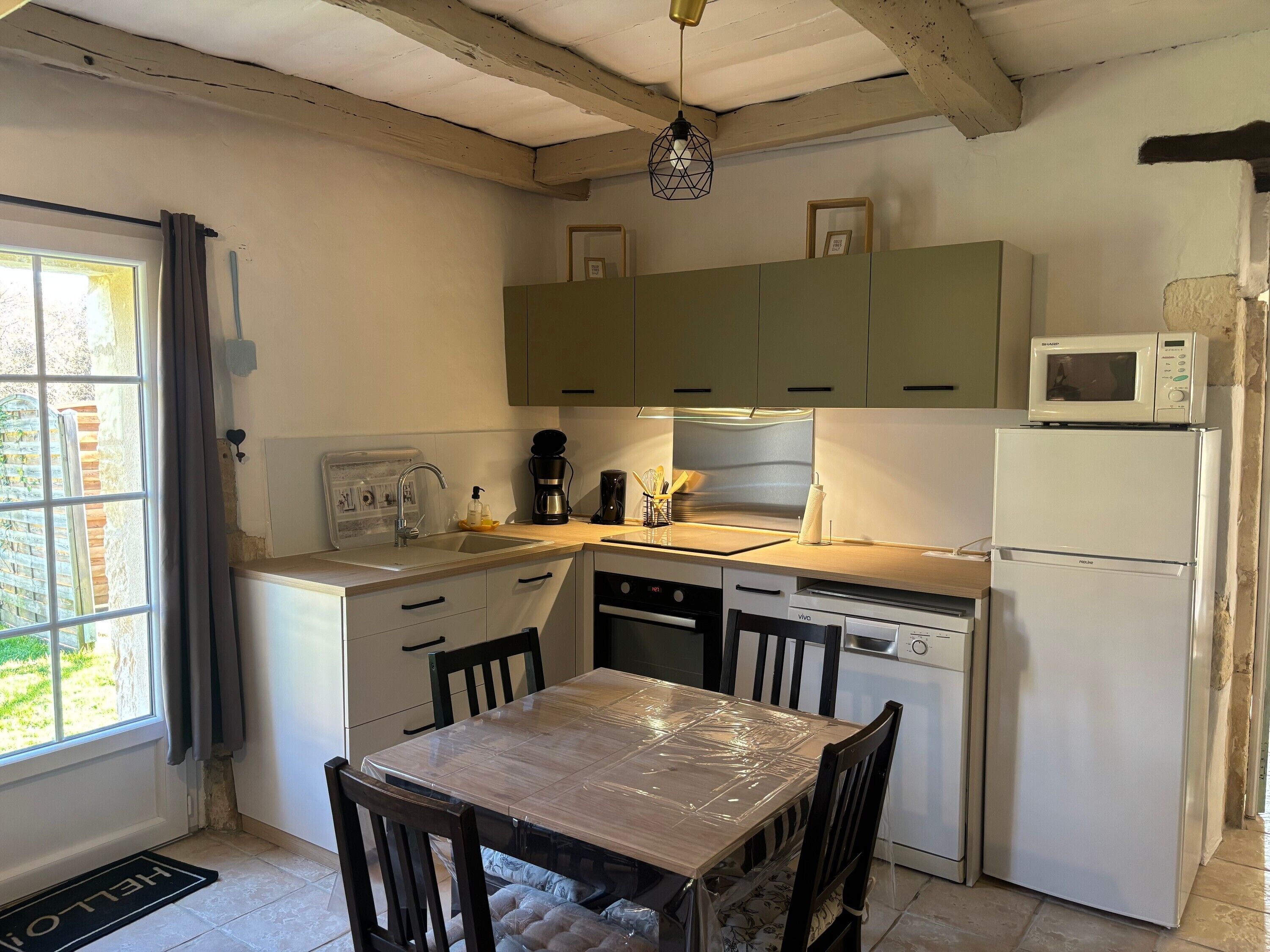 Jääkaappi, mikroaaltouuni, uuni, liesi