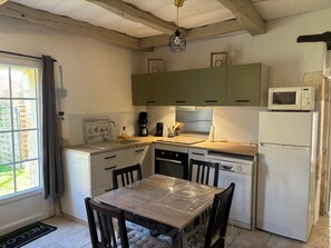 Jääkaappi, mikroaaltouuni, uuni, liesi