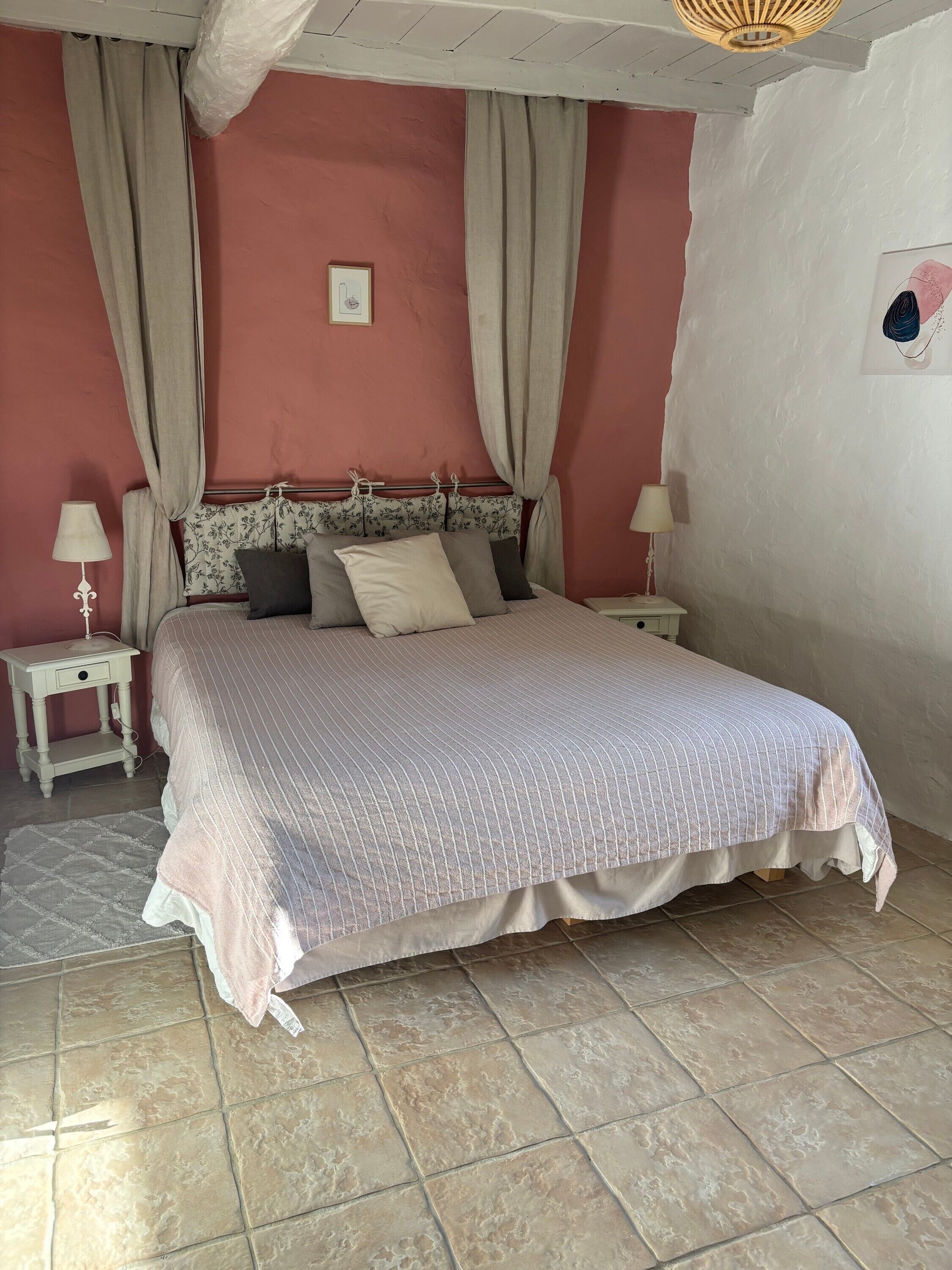 Een strijkplank/strijkijzer, wifi, beddengoed