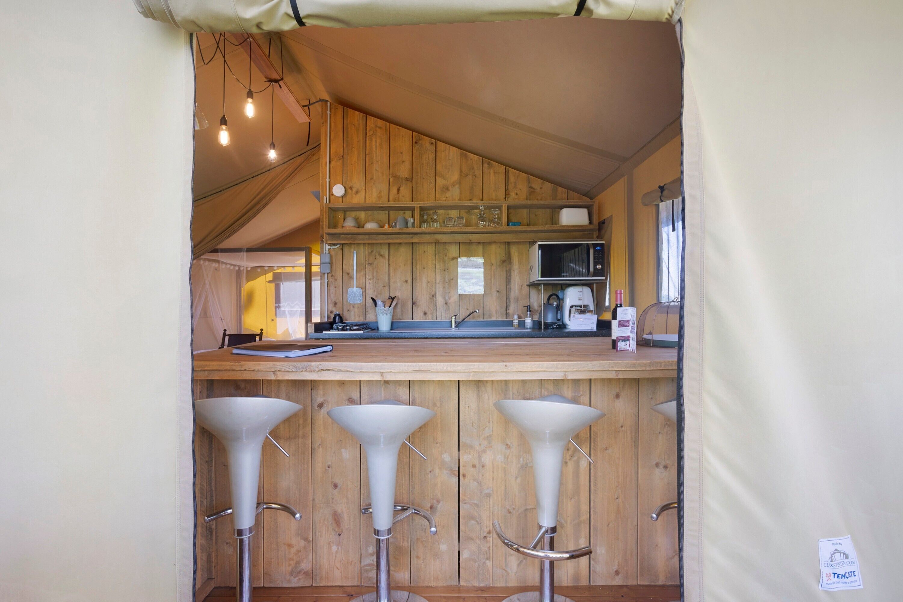 Réfrigérateur, micro-ondes, plaque de cuisson, cafetière/bouilloire