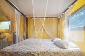 WiFi, bed sheets