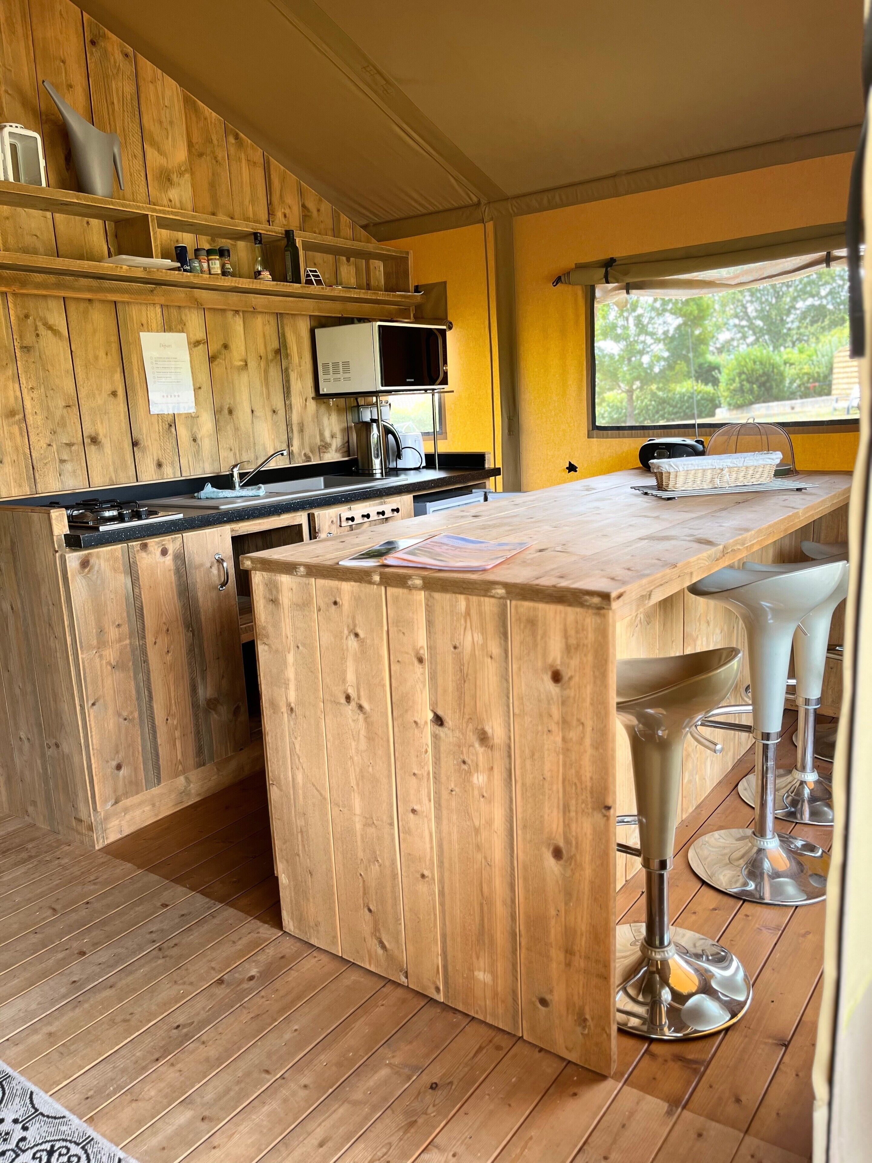 Réfrigérateur, micro-ondes, plaque de cuisson, cafetière/bouilloire