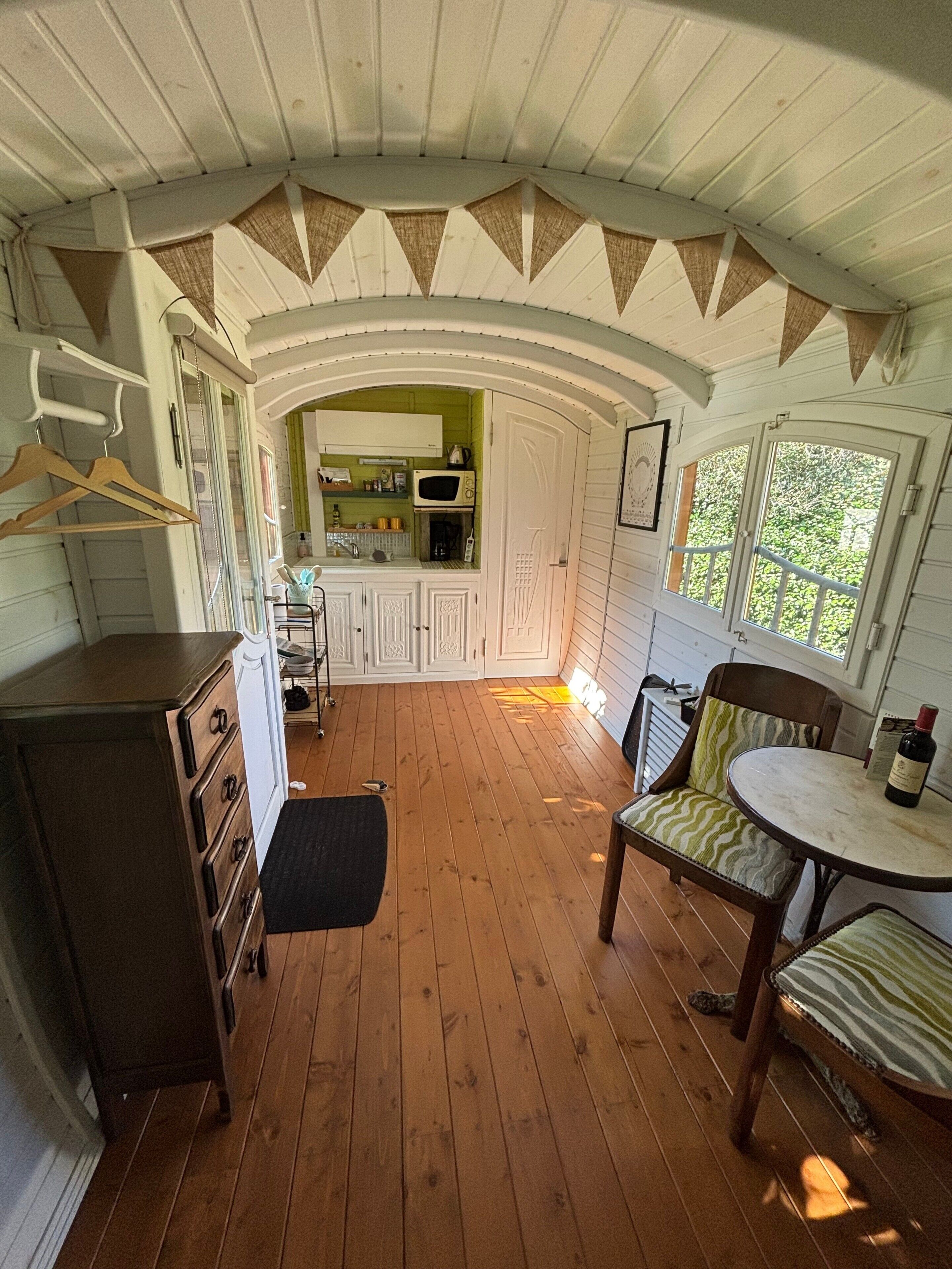 Refrigerador, microondas, parrilla de estufa y cafetera y tetera 