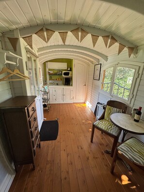 Fridge, microwave, stovetop, coffee/tea maker - Charming Caravan in the Heart of Périgord – Romantic Nature Getaway (Saint-Sauveur)