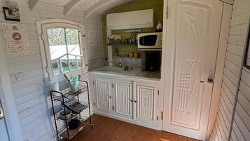 Een koelkast, een magnetron, een kookplaat