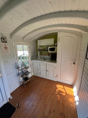 Fridge, microwave, stovetop, coffee/tea maker - Charming Caravan in the Heart of Périgord – Romantic Nature Getaway (Saint-Sauveur)