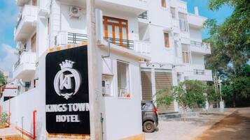 Vista frontal de la propiedad