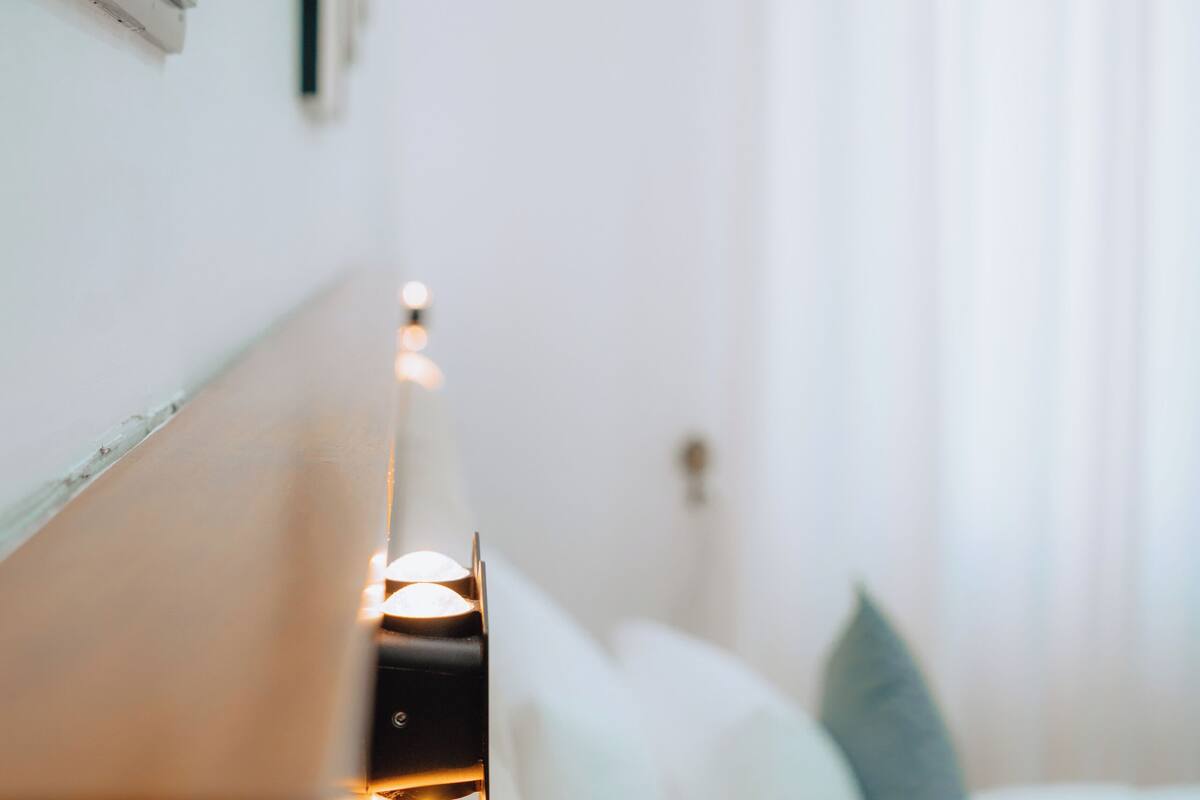 Een moderne woonkamer met een bank, een salontafel en een wandlamp.