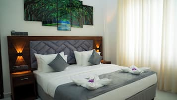 Deluxe dubbelrum | Minibar, värdeförvaringsskåp på rummet och skrivbord