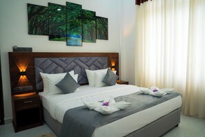 豪華雙人房 | 迷你吧、客房內保險箱、書桌、筆電工作空間