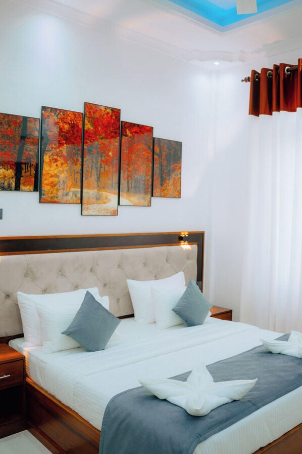 Deluxe-Doppelzimmer, Balkon, Stadtblick | Minibar, Zimmersafe, Schreibtisch, laptopgeeigneter Arbeitsplatz