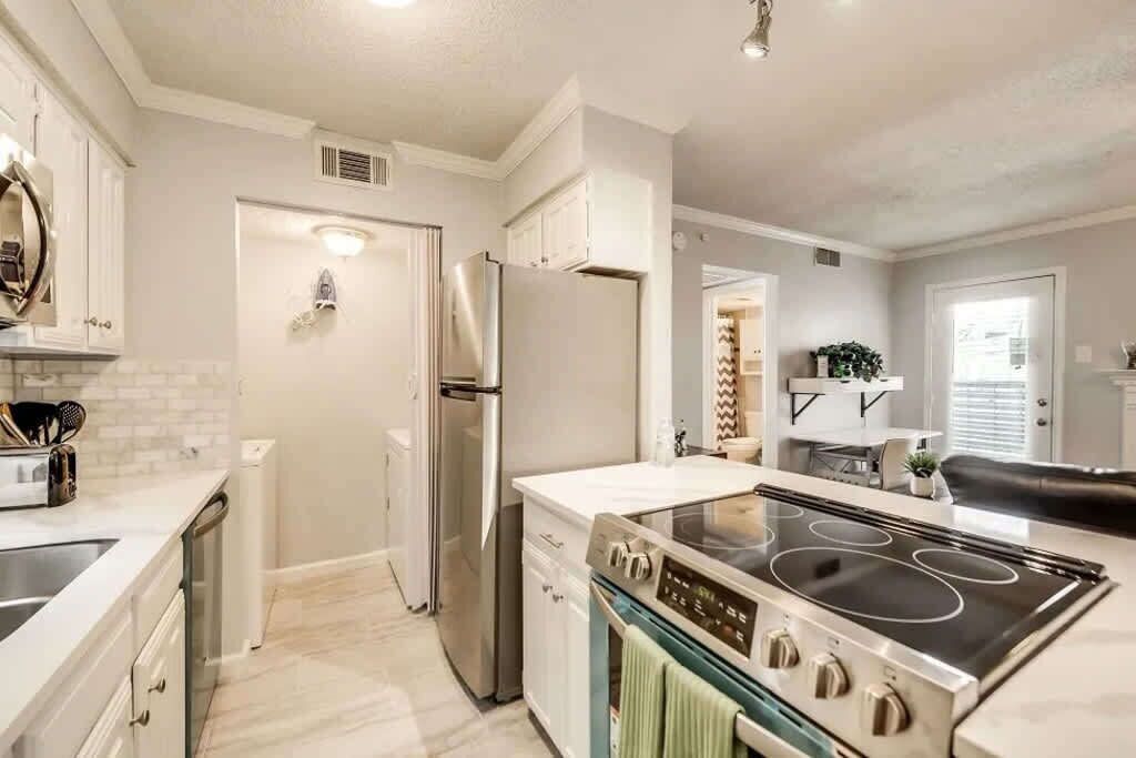 Microwave, oven, dishwasher, coffee/tea maker