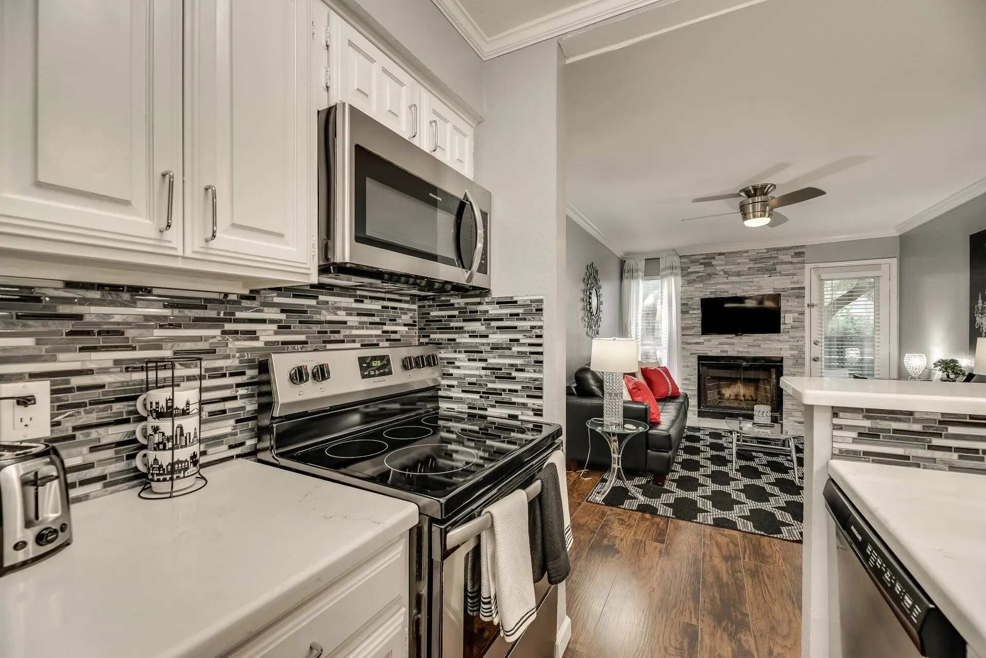 Four à micro-ondes, un four, lave-vaisselle, cafetière-théière