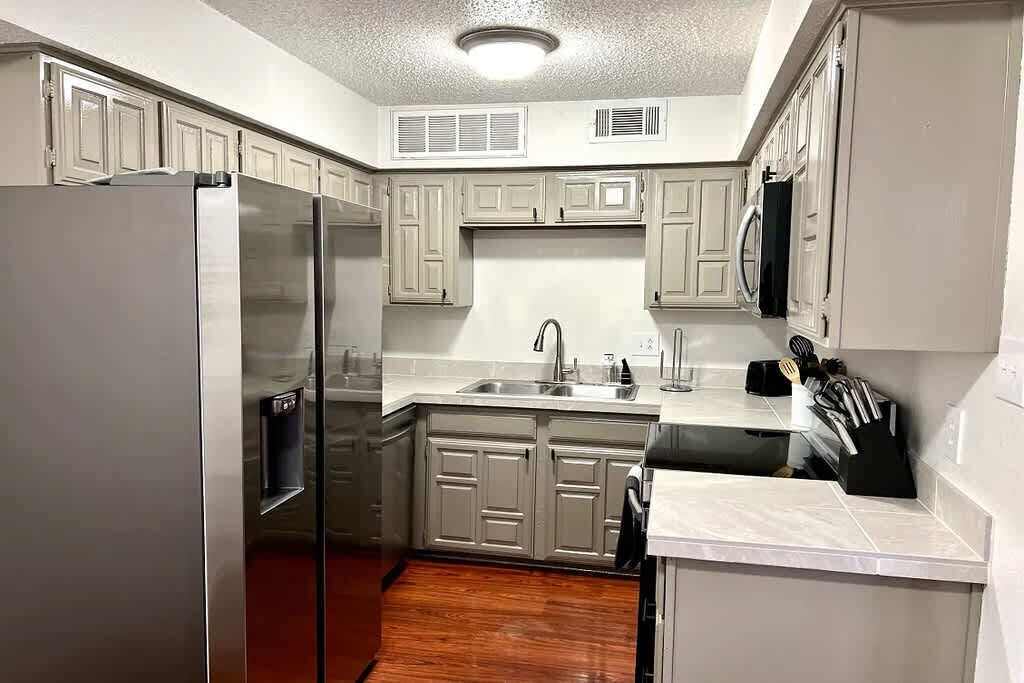 Microondas, horno, lavavajillas y cafetera y tetera 