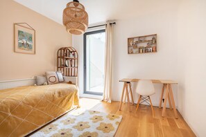 مكواة/لوح كي وسرير سفر وواي فاي مجانًا وملاءات أسرّة