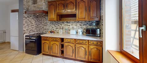 Fridge, microwave, oven, coffee/tea maker