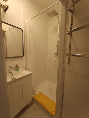 Shower, towels - Hennegass close to Christmas markets (Strasbourg)