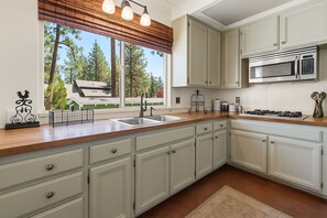 Private kitchen - Walk to the lake Gorgeous lake house (Big Bear Lake)
