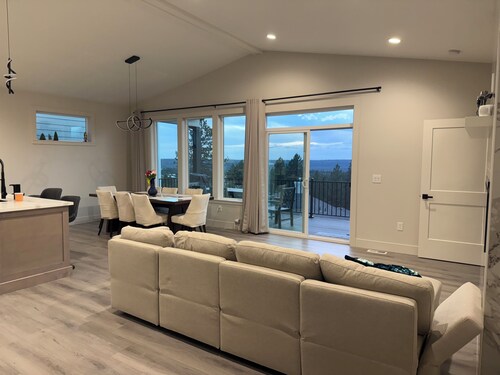 Spacious 5-bedroom house in delightful Spokane with AC