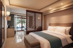Junior Suite Swim-up Garden View | Premium bedding, free minibar, in-room safe, blackout drapes
