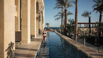 3 piscines extérieures, parasols de plage, chaises longues