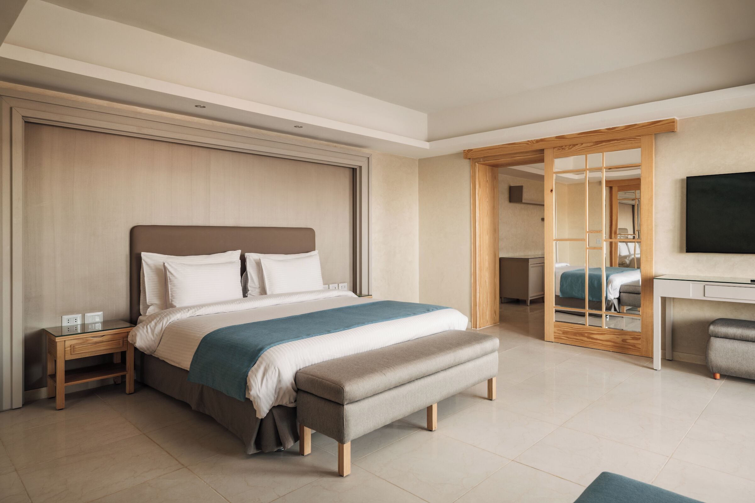 Premium bedding, Select Comfort beds, free minibar, in-room safe
