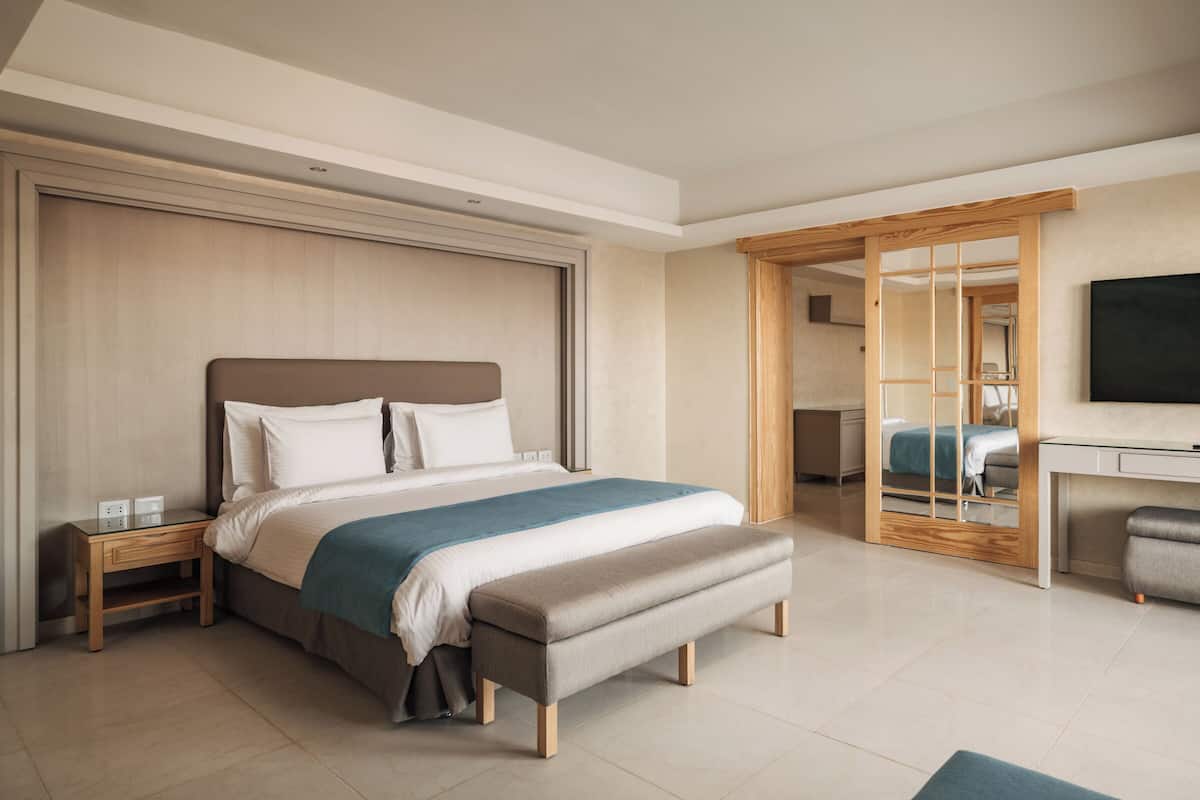 Premium bedding, Select Comfort beds, free minibar, in-room safe