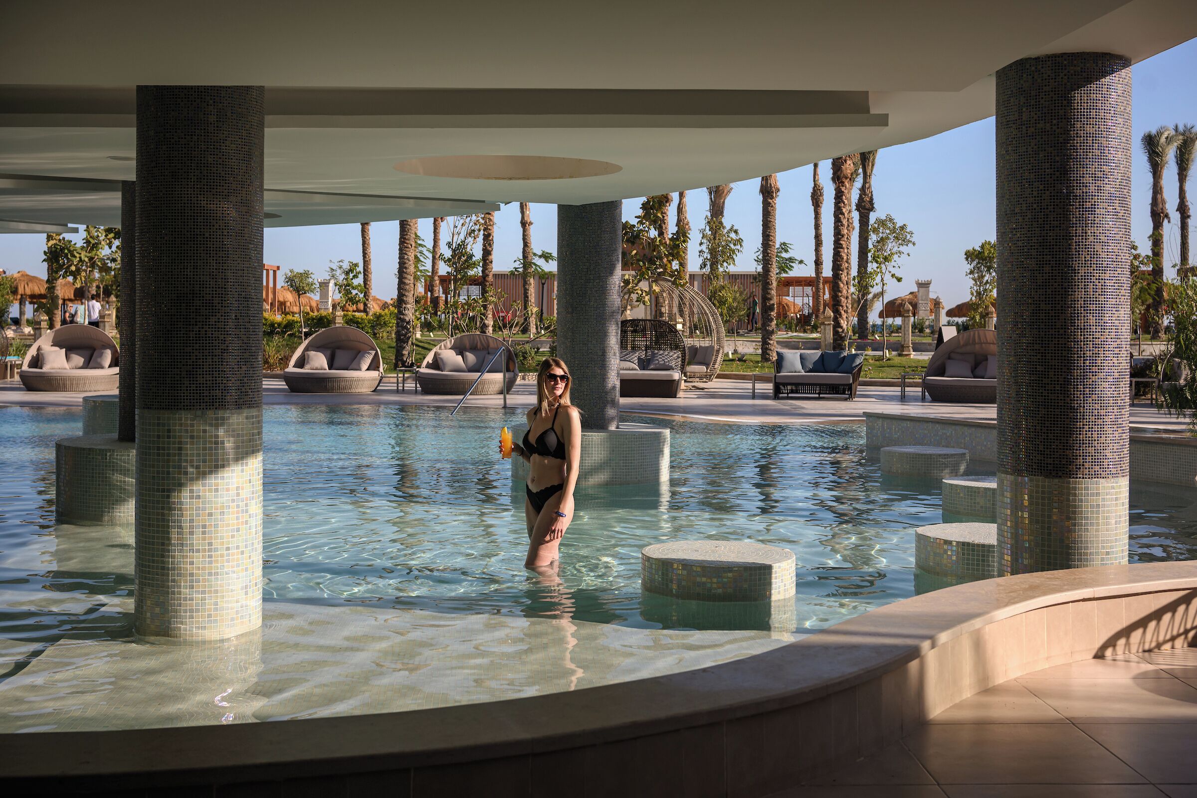 3 piscine all'aperto, ombrelloni da piscina, lettini