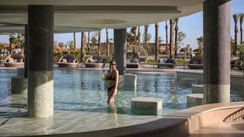 3 piscine all'aperto, ombrelloni da piscina, lettini