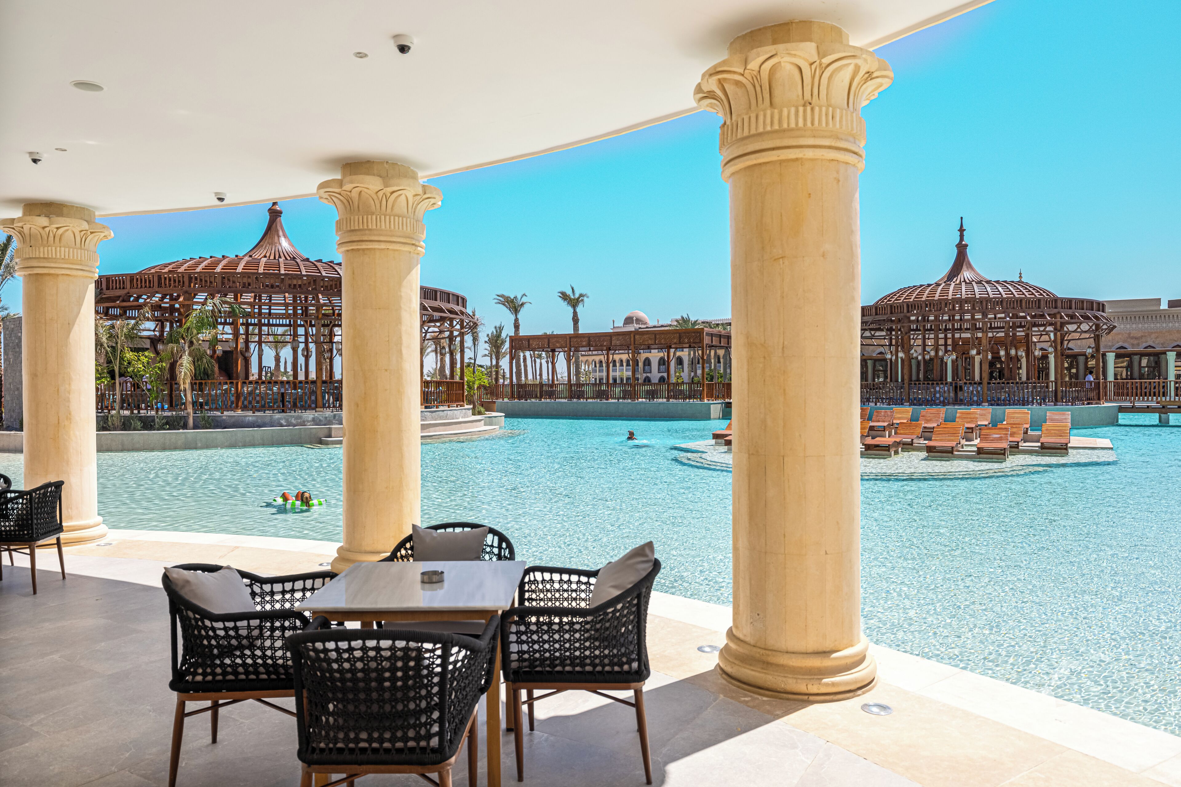 3 Außenpools, geöffnet von 08:00 Uhr bis 17:00 Uhr, Sonnenschirme