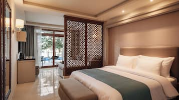 Junior suite, toegang tot zwembad, uitzicht op tuin | Luxe beddengoed, een gratis minibar, een kluis op de kamer