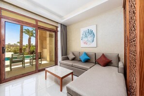 Suite junior, acceso a la piscina, vistas al jardín | Vistas desde la habitación