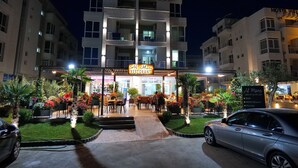 A multi-story hotel with a restaurant named "Al More" on the ground floor. - Almare Apartments (Orikum)