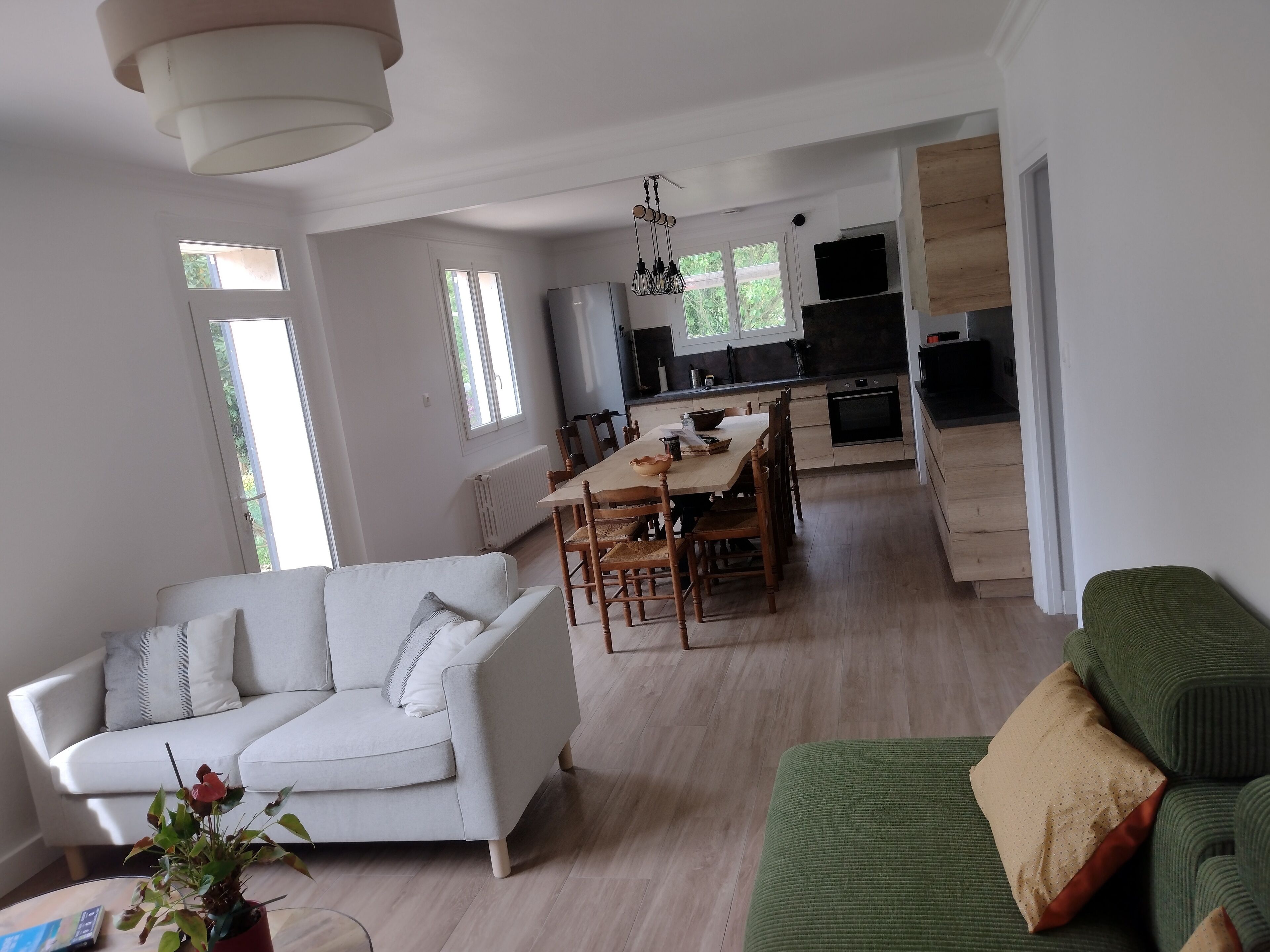 Télévision, livres, chaîne hi-fi, écrans d'ordinateur