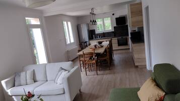 Télévision, livres, chaßne hi-fi, écrans d'ordinateur