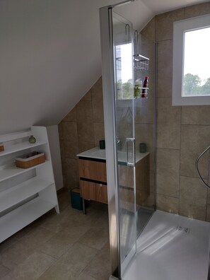 Douche, séchoir à cheveux, bidet, serviettes fournies