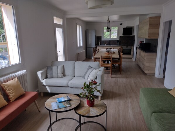 Télévision, livres, chaîne hi-fi, écrans d'ordinateur