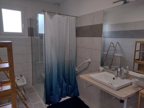 Douche, sèche-cheveux, bidet, serviettes fournies