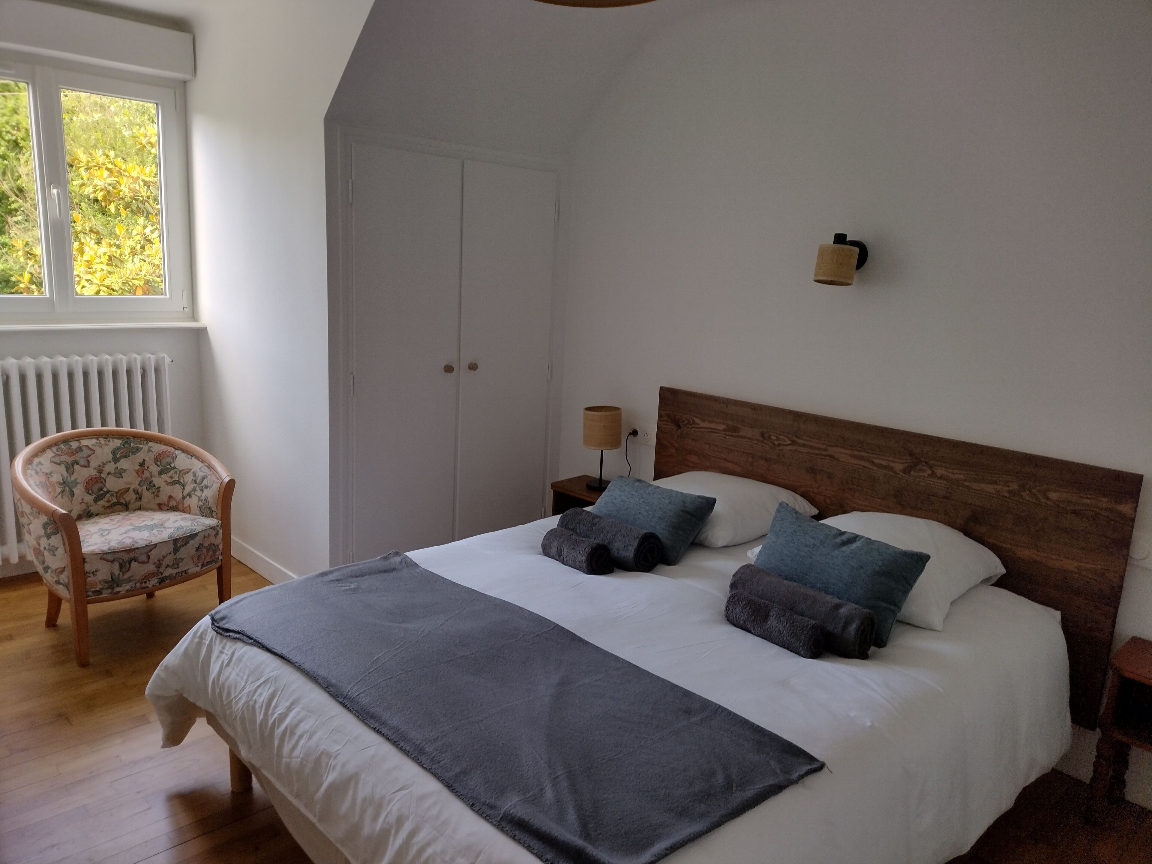 6 chambres, bureau, fer et planche à repasser, lit parapluie