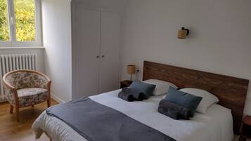 6 chambres, bureau, fer et planche Ă repasser, lit parapluie