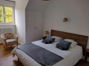 6 Schlafzimmer, Schreibtisch, Bügeleisen/Bügelbrett, Reisekinderbett