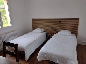 6 عدّة غرف نوم ومكتب ومكواة/لوح كي وسرير سفر