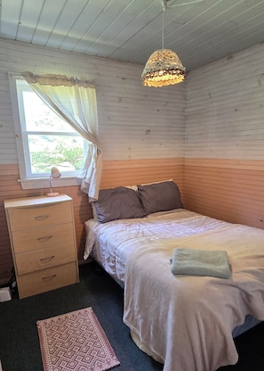 Bed sheets - Suite 1 - Rustic, budget-minded 2 bedroom suite. Near Cabot Beach Park. (Kensington)