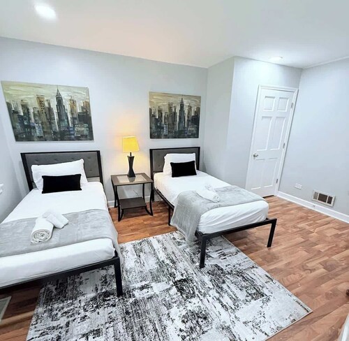 3 bedroom near O'Hare Airport- King bed, 1 Story!