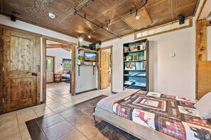 5 slaapkamers, een bureau, een strijkplank/strijkijzer, wifi