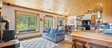 Télévision, cheminée, espaces bureaux