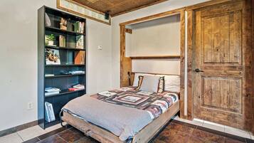 5 bedrooms, desk, iron/ironing board, WiFi