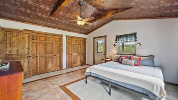 5 bedrooms, desk, iron/ironing board, WiFi