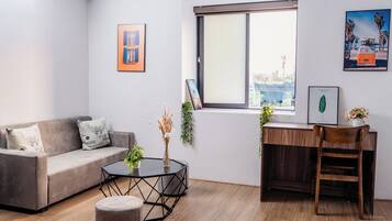 Luxury Studio Suite, City View | Living area